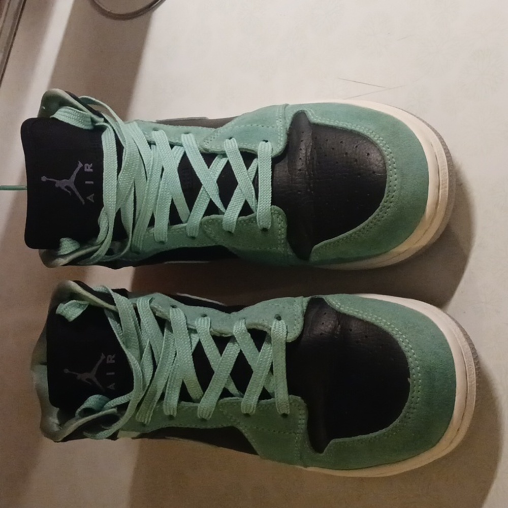 Air Jordan 1 Mid Retro GG